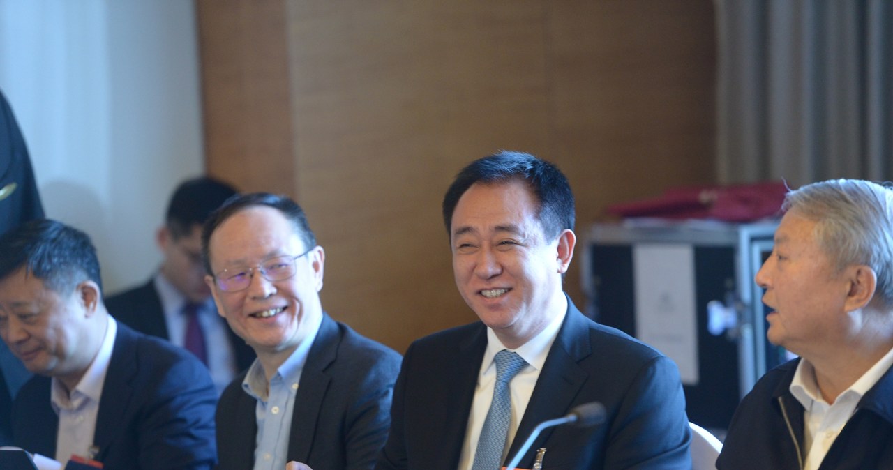 Drugi od prawej: Hui Ka Yan, właściciel chińskiej firmy deweloperskiej Evergrande /AFP