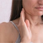 drugi podbródek Drugi podbródek to nie tylko kwestia tkanki tłuszczowej. Domowy sposób zmieni owal twarzy