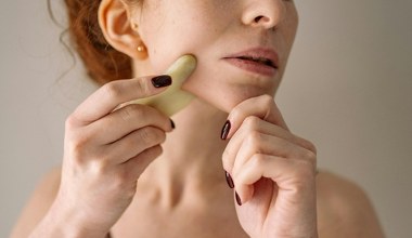 Drugi podbródek wcale nie jest oznaką otyłości. Wina może leżeć w hormonach