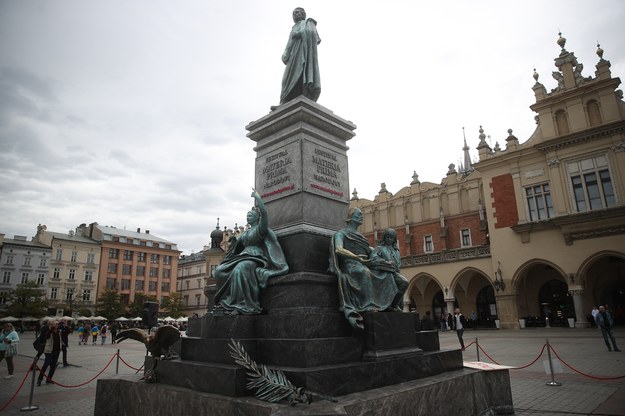 Drugi pomnik Adama Mickiewicza odsłonięto na Rynku Głównym w Krakowie /	Łukasz Gągulski /PAP