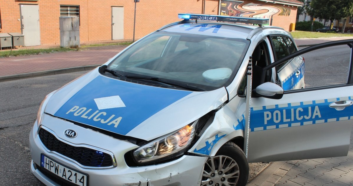 Drugi radiowóz odniósł drobne uszkodzenia /Policja