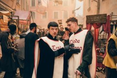 Drugi sezon komediowego serialu "1670" debiutuje 17 września w serwisie Netflix