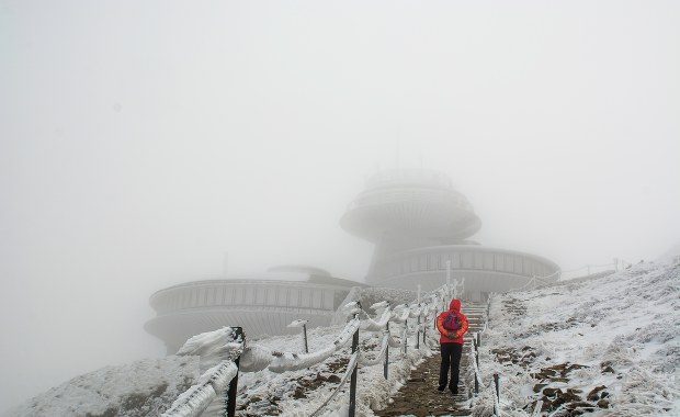 Drugi stopień zagrożenia lawinowego w Karkonoszach. Zamknięto część szlaków