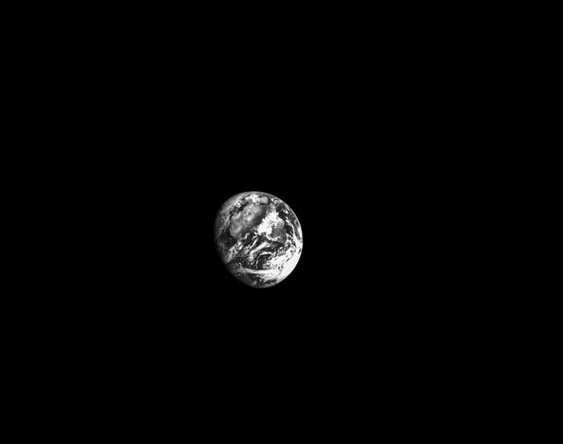 Drugiego dnia misji, Orion z pomocą optycznej kamery nawigacyjnej wykonał czarno-białe zdjęcia Ziemi / Johnson Space Center  /Materiały prasowe