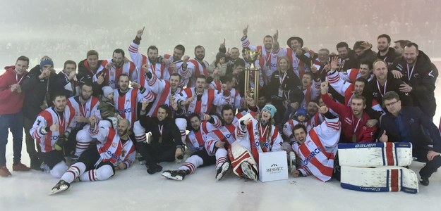 Drużyna Comarch Cracovii świętuje zdobycie tytułu Mistrza Polski w hokeju na lodzi /PAP/Jacek Bednarczyk /PAP