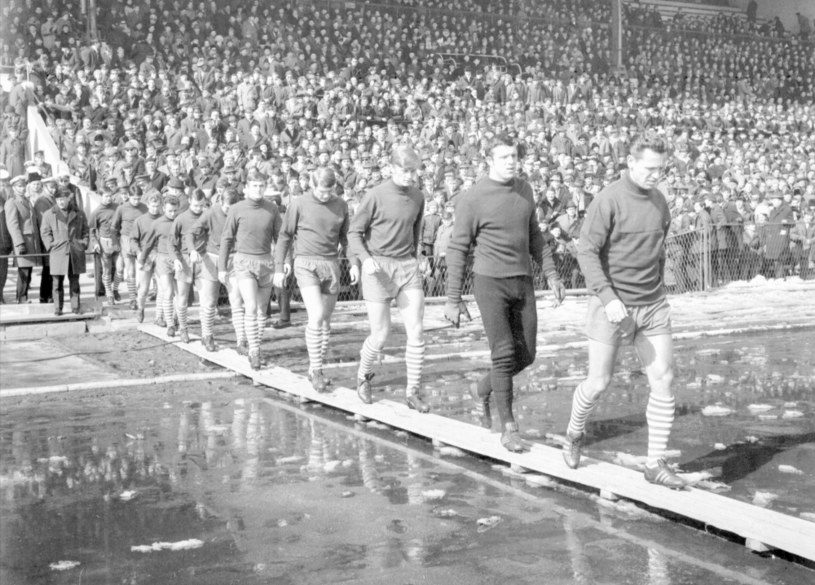 Drużyna Górnika Zabrze wychodzi na stadion warszawskiej Legii; Warszawa 1969 r. /Jan Rozmarynowski /Agencja FORUM