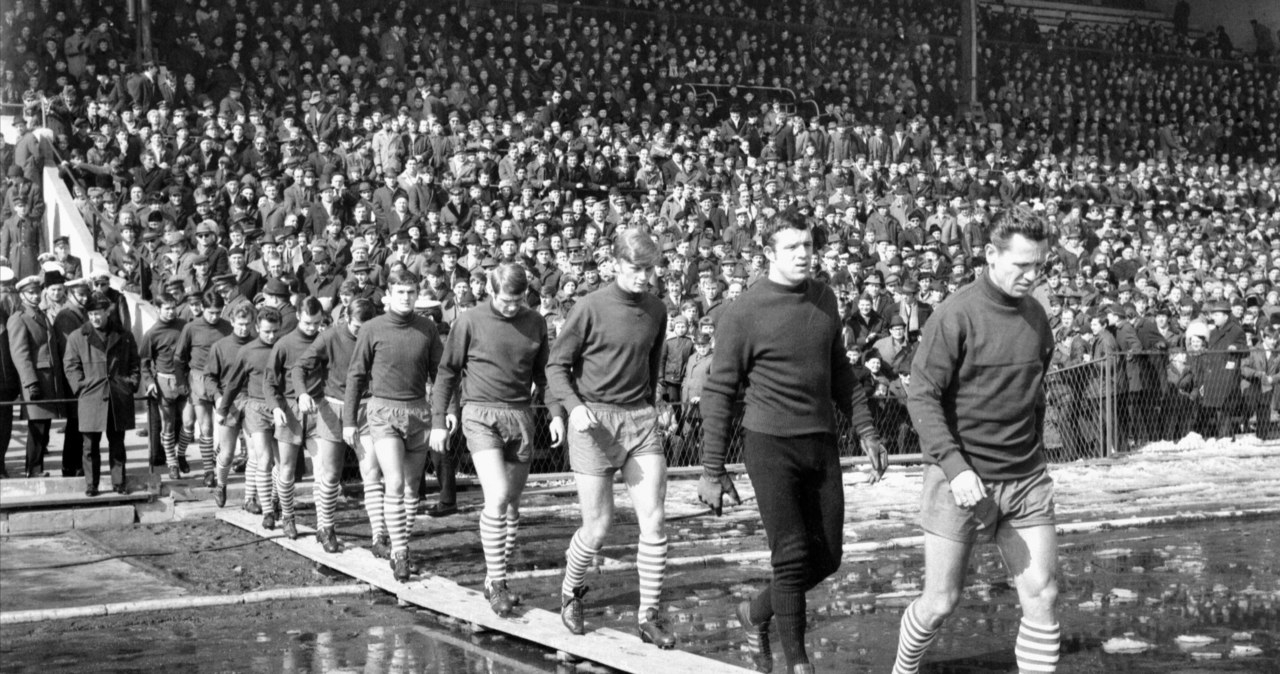 Drużyna Górnika Zabrze wychodzi na stadion warszawskiej Legii; Warszawa 1969 r. /Jan Rozmarynowski /Agencja FORUM