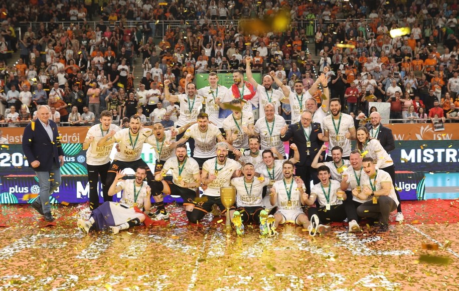 Drużyna Jastrzębskiego Węgla podczas dekoracji /Michał Meissner /PAP