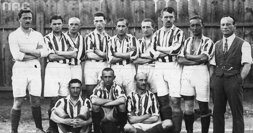 Drużyna piłkarska klubu sportowego Cracovia, 1921 /Z archiwum Narodowego Archiwum Cyfrowego