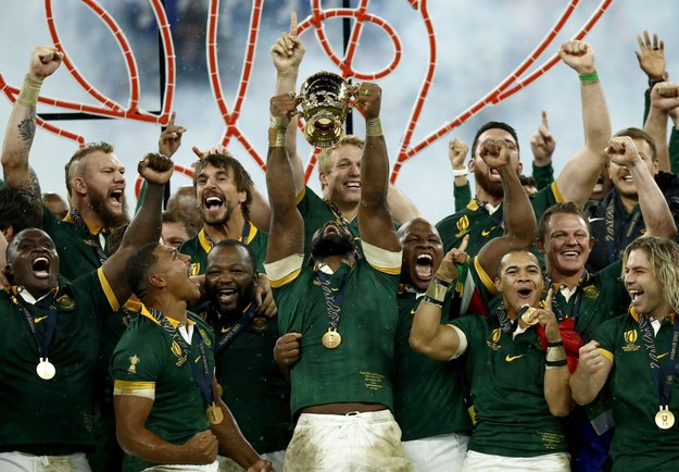 Drużyna RPA świętująca zwycięstwo /YOAN VALAT  /PAP/EPA
