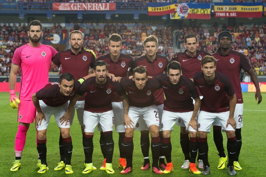 Drużyna Sparty Praga przed meczem 4. rundy eliminacyjnej Ligi Europejskiej przeciwko SønderjyskE (25 sierpnia). U góry po lewej: Tomas Koubek, w przednim rzędzie drugi od lewej: Lukas Vacha /CTK Photo/Michal Kamaryt /PAP