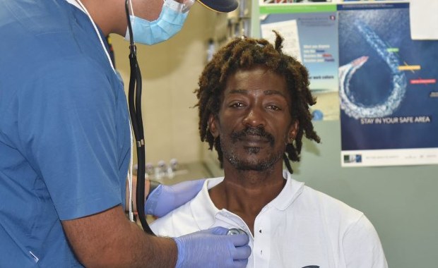 Dryfował po morzu 24 dni. Żywił się… keczupem