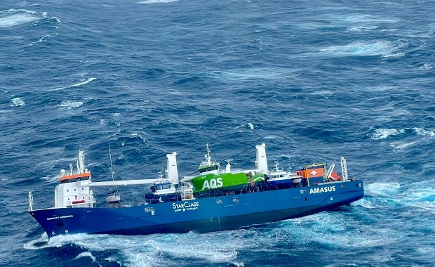 Dryfujący statek na Morzu Północnym. Załoga ewakuowana