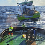 Dryfujący u wybrzeży Norwegii statek odholowany