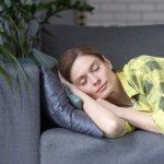 Drzemka w ciągu dnia. Regeneracja czy cichy sabotaż snu nocnego?