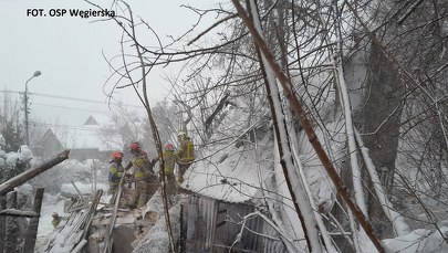 Drzewo przewróciło się na dom. Nie żyje kobieta