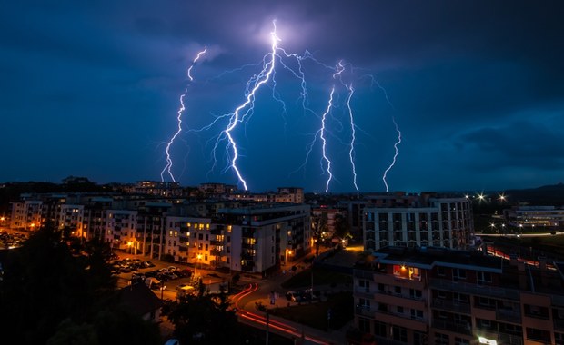 Drzewo spadło na lokal. Gwałtowne burze nad Polską