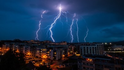 Drzewo spadło na lokal. Gwałtowne burze nad Polską