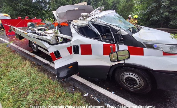 Drzewo spadło na przejeżdżające auto. Tragedia na Dolnym Śląsku