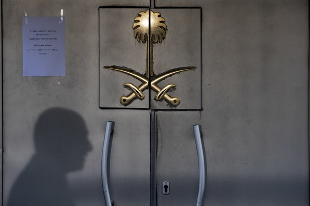 Drzwi saudyjskiego konsulatu w Stambule /SEDAT SUNA /PAP/EPA