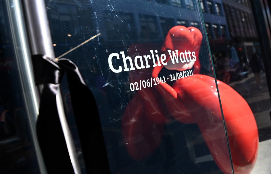 Drzwi sklepu Universal Rolling Stones przy Carnaby Street w Londynie. Powieszono czarną wstęgę na znak żałoby po zmarłym Charkie Wattsie /ANDY RAIN /PAP/EPA