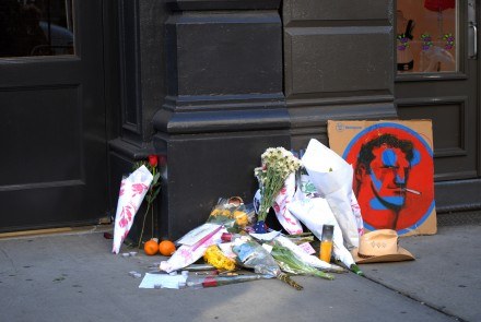 Drzwi wejściowe do budynku, w którym mieszkał Ledger dzień po śmierci aktora /Splashnews