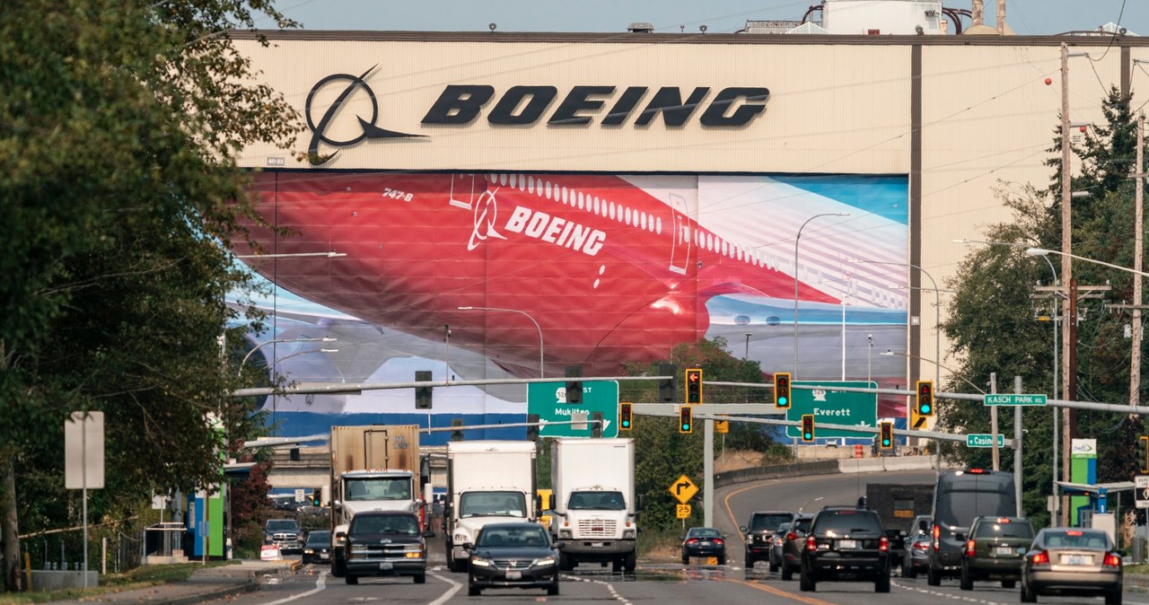 Drzwi zakładu zdobią gigantyczne grafiki przedstawiające produkowane samoloty /STEPHEN BRASHEAR /Getty Images