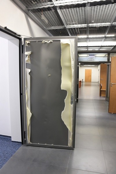 Drzwi zniszczone przez 42-latka /Karpacki Oddział Straży Granicznej /