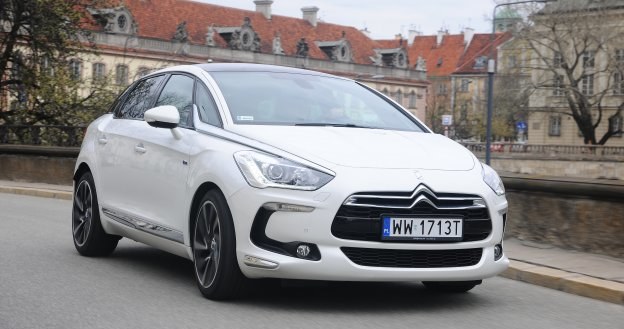 DS5 Hybrid4 jest droższy od słabszej wersji 2.0 HDi 160 KM bez silnika elektrycznego i napędu 4WD o 20 tys. zł. /Motor