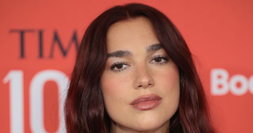 Dua Lipa od dawna jest fanką paznokci w stylu holo nails /Getty Images/ Dimitrios Kambouris / Staff /materiał zewnętrzny