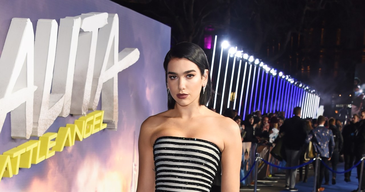 Dua Lipa w prześwitującej spódnicy na premierze! - pomponik.pl