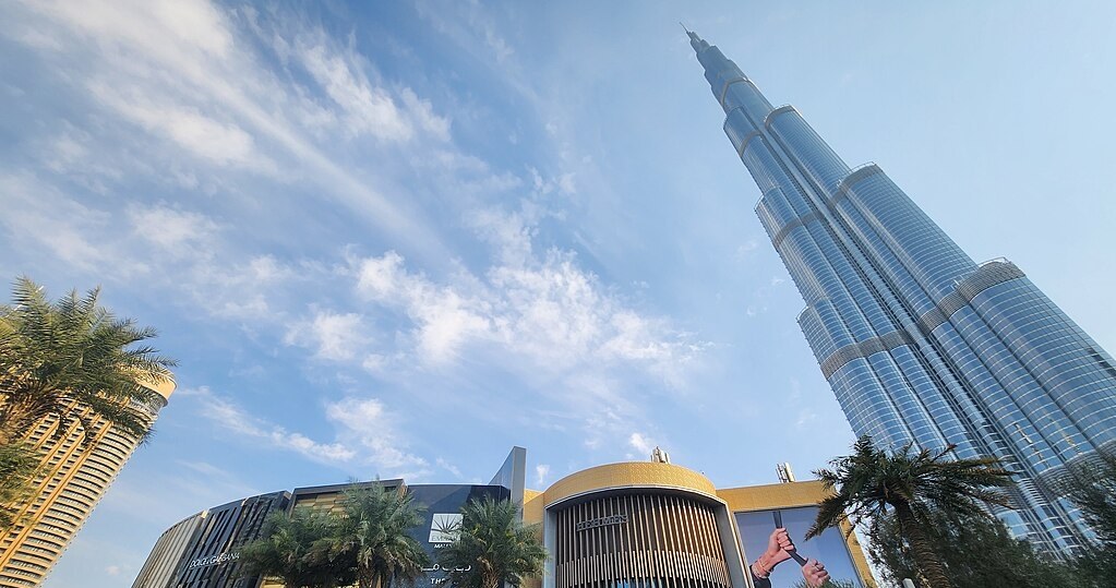 Dubai Mall w sąsiedztwie Burdż Chalifa /Saaremees/CC BY-SA 4.0 (https://creativecommons.org/licenses/by-sa/4.0/) /Wikimedia