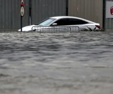 Dubaj pod wodą. Lotnisko zamieniło się w morze [FILMY]