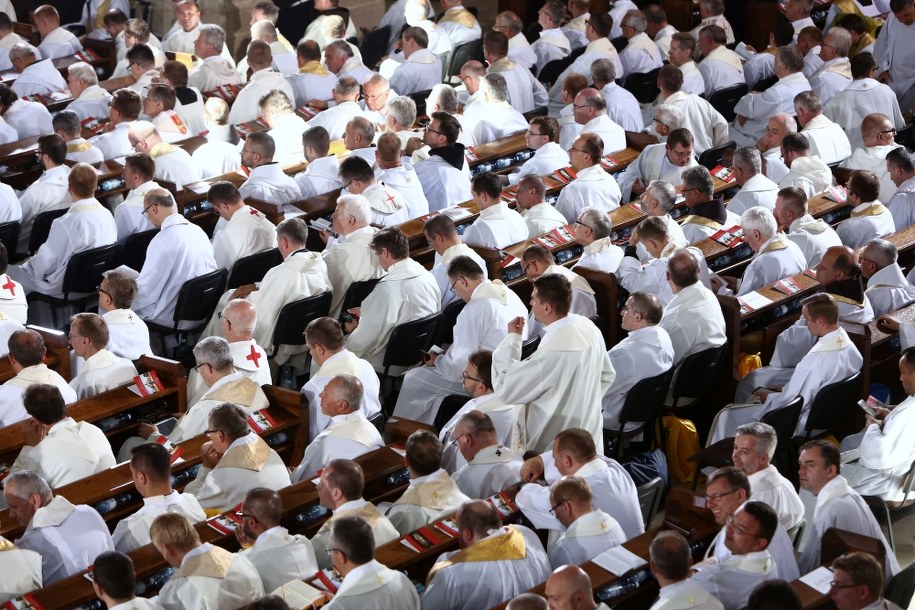 Duchowni w sanktuarium Jana Pawła II w krakowskich Łagiewnikach /Leszek Szymański /PAP
