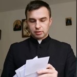 Duchowny pokazał zawartość kopert po kolędzie. Opublikował wideo