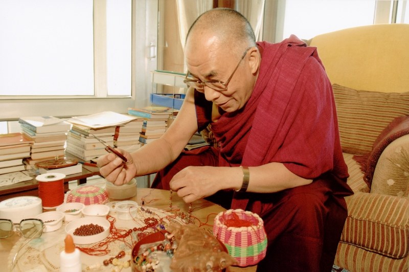 Duchowy przywódca buddystów Dalai Lama z modelem Classic /materiały prasowe