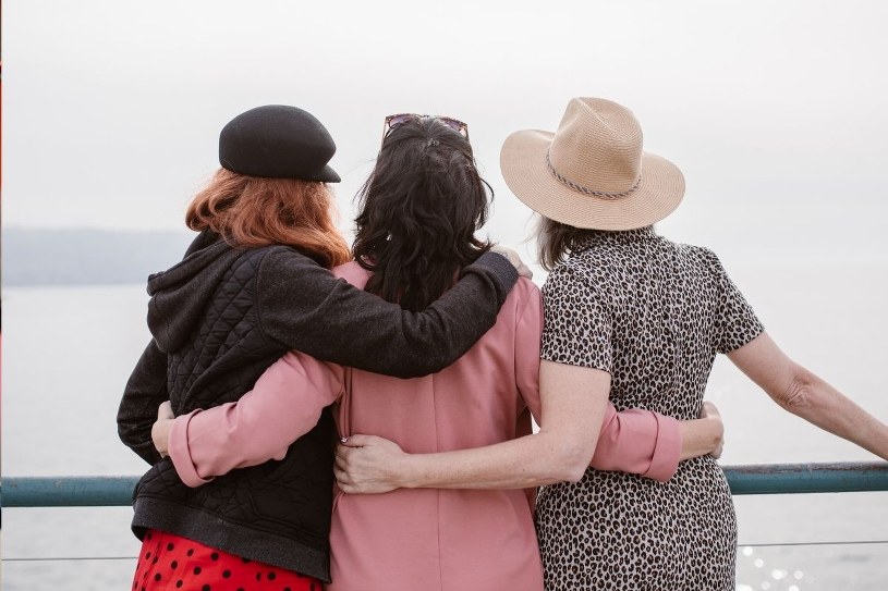 Duet, trzy, a może pięć? Poznaj idealną, według kobiet, liczbę przyjaciółek