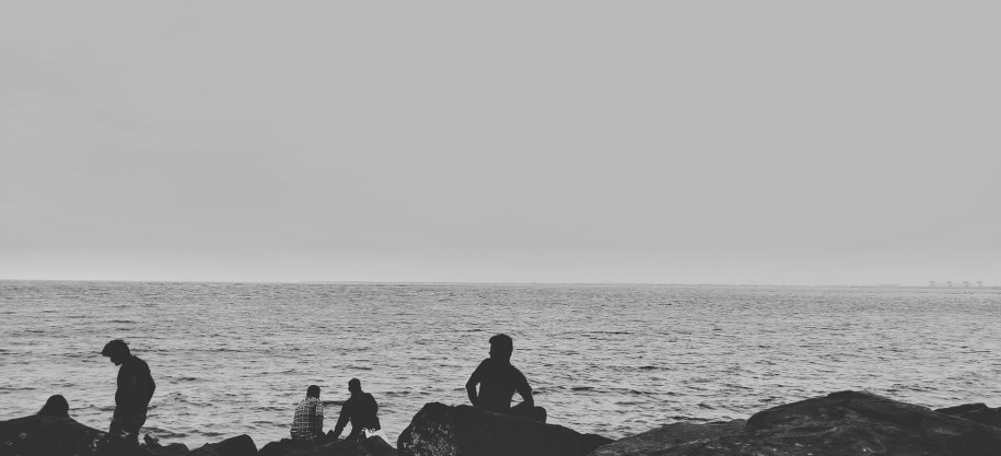 Dumas Beach, niczego nieświadomi plażowicze spokojnie odpoczywają przed nadejściem zmroku...