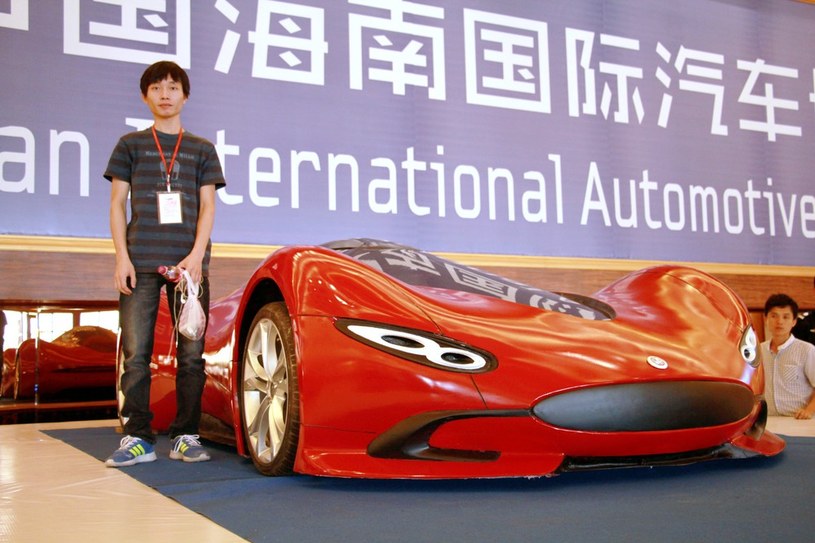 Dumny twórca i jego dzieło, debiutujące na targach samochodowych w Hainan /East News
