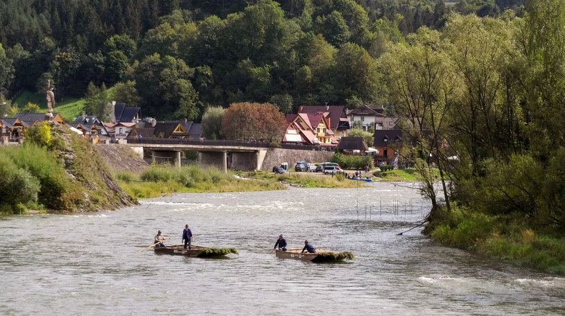 Dunajcem można spływać między kwietniem a październikiem /Styl.pl