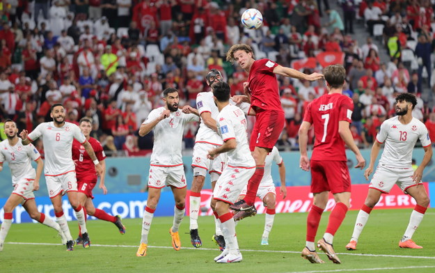 Duńczyk Joachim Andersen (C) główkujący podczas meczu z Tunezją /Friedemann Vogel /PAP/EPA