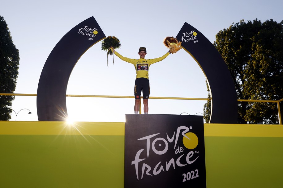 Duńczyk Jonas Vingegaard triumfował w tegorocznej Wielkiej Pętli /GUILLAUME HORCAJUELO  /PAP/EPA