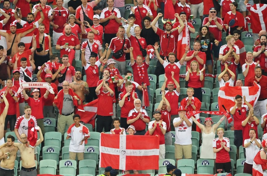 Duńscy kibice podczas meczu z Czechami /Dan Mullan / POOL /PAP/EPA