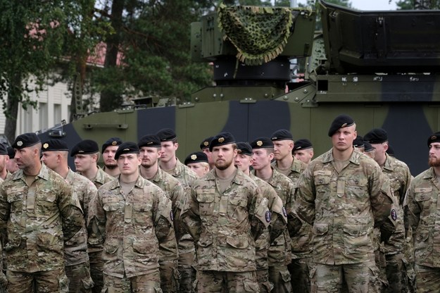 Duńscy żołnierze uczestniczący w poniedziałkowej ceremonii w łotewskiej bazie Adazi. /PAP/EPA/VALDA KALNINA /PAP