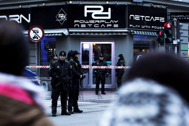 Duńska policja zaapelowała o zgłaszanie się świadków, którzy widzieli zamachowca, zwłaszcza w drodze do miejsca pierwszego zamachu /DAVID LETH WILLIAMS /PAP/EPA