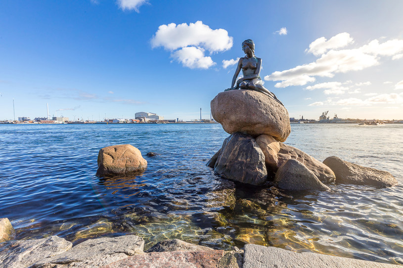Duńska syrenka jest popularnym obiektem, który jest często fotografowany przez turystów /123RF/PICSEL