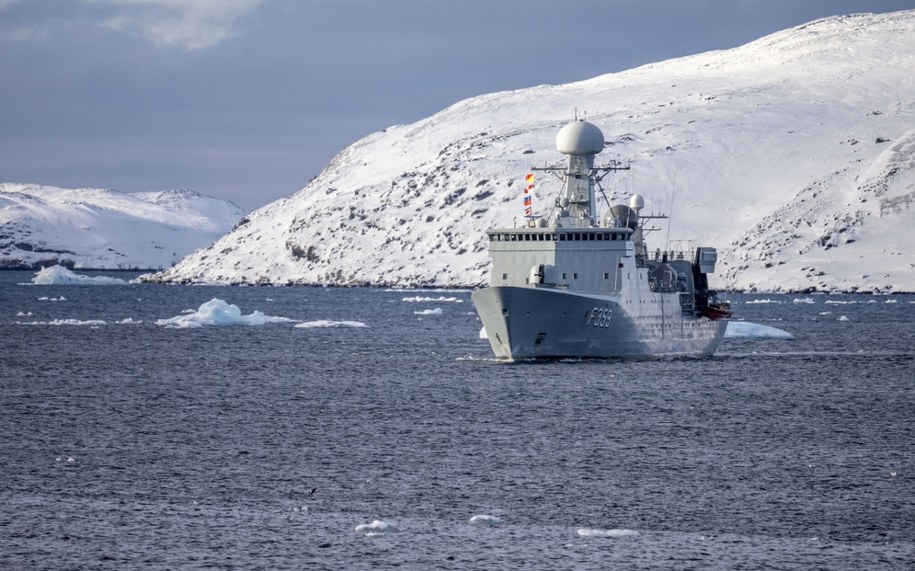 Duński okręt marynarki wojennej patrolu fjord Nuuk na Grenlandii /Rex Features/East News /East News