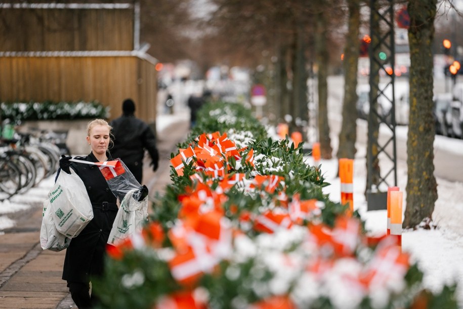 Duńskie flagi przed ambasadą USA w Kopenhadze /EMIL NICOLAI HELMS /PAP