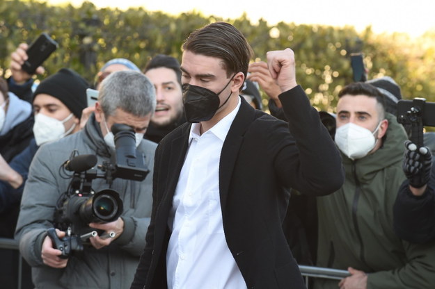 Dusan Vlahović witany przez kibiców Juventusu w Turynie /ALESSANDRO DI MARCO  /PAP/EPA