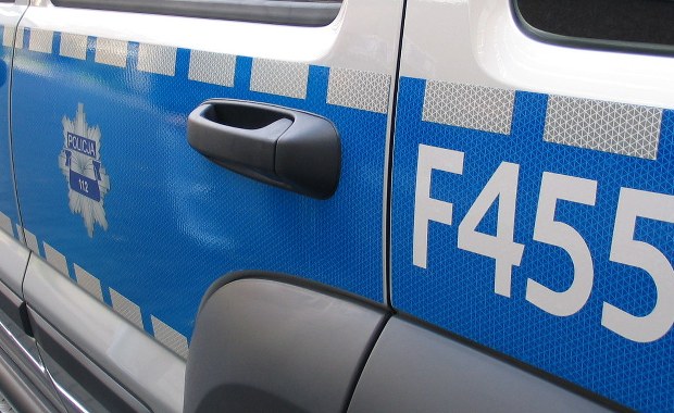 Dusił pracownicę salonu gier i ukradł pieniądze. Szuka go policja